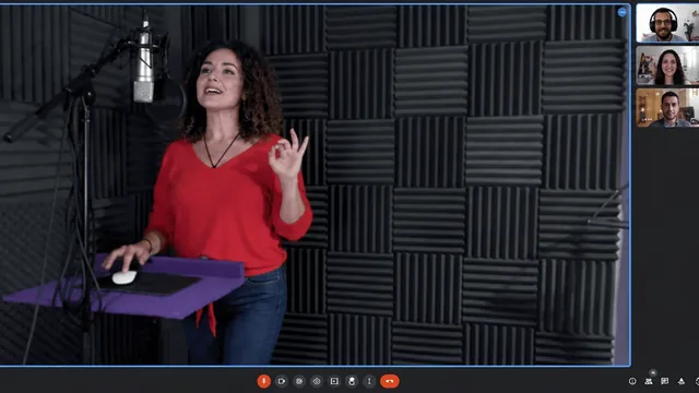 Sesión de grabación dirigida en directo: la locutora graba en el estudio mientras el cliente la dirige por videoconferencia