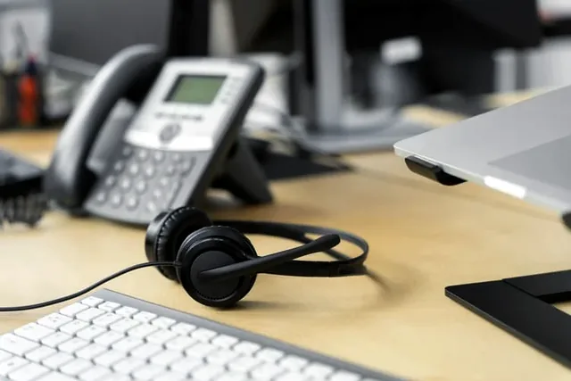 Teléfono de oficina y auriculares para mensajes de centralita